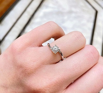 Solitario in Oro 18 kt  con diamante ,-30% di sconto